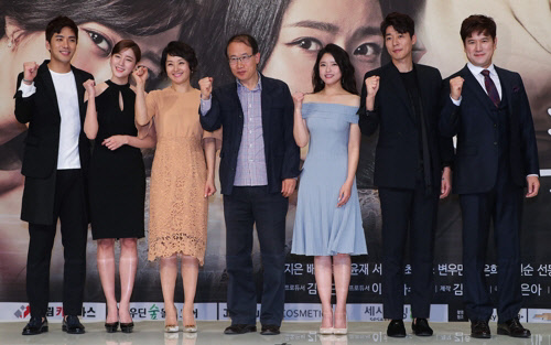 배우 박윤재(왼쪽부터), 최윤소, 배종옥, 김명욱 감독, 오지은, 서지석, 변우민이 20일 오후 서울 영등포구 타임스퀘어에서 열린 KBS 드라마 '이름없는 여자' 제작발표회에서 포즈를 취하고 있다. <연합뉴스>
